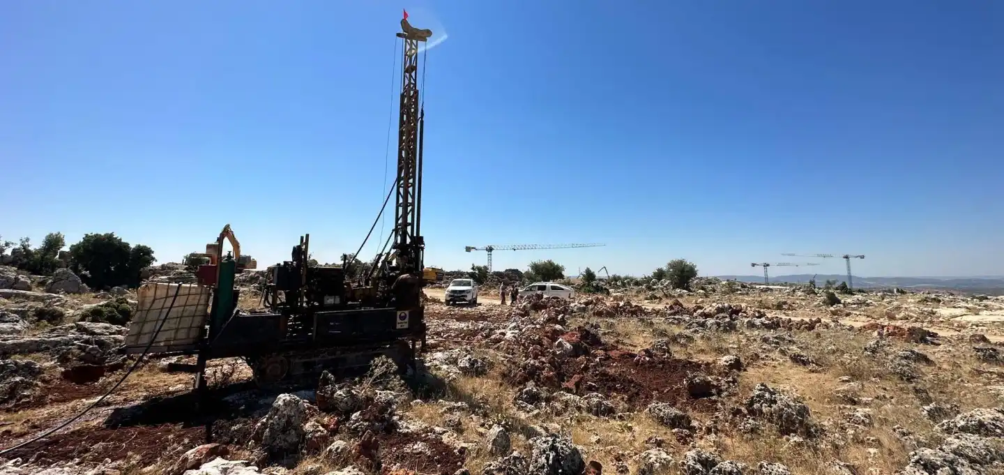Şantiye sahasında çalışan paletli jeoteknik sondaj makinesi