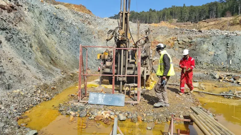 Planlama alanında araştırma sondajı yürüten saha ekibi