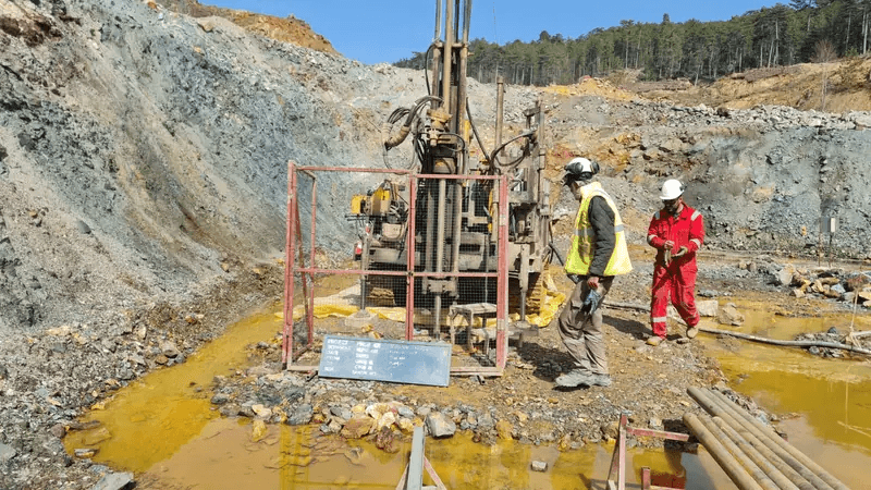 Planlama alanında araştırma sondajı yürüten saha ekibi