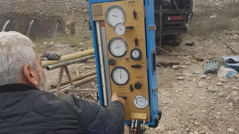 Presiyometre deney cihazı ve basınç göstergeleri
