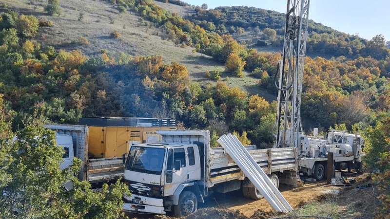 Vadi arazisinde su sondajı kuyusu açma çalışması